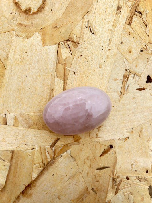 Quartzo Rosa: A Pedra do Amor e da Harmonia