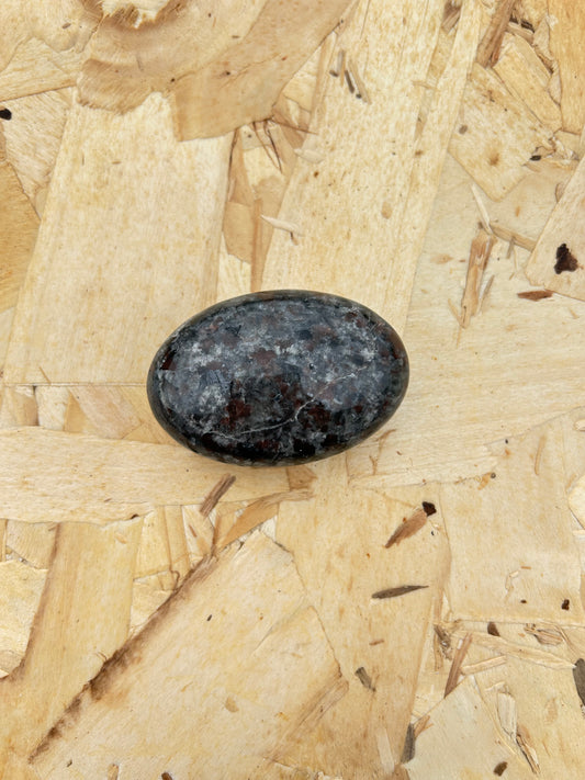 Larvikite: A Pedra da Proteção e Sabedoria Interior