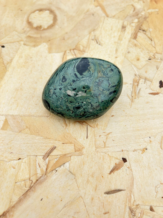 Jaspe Kambaba: A Pedra da Paz Interior e Conexão com a Natureza