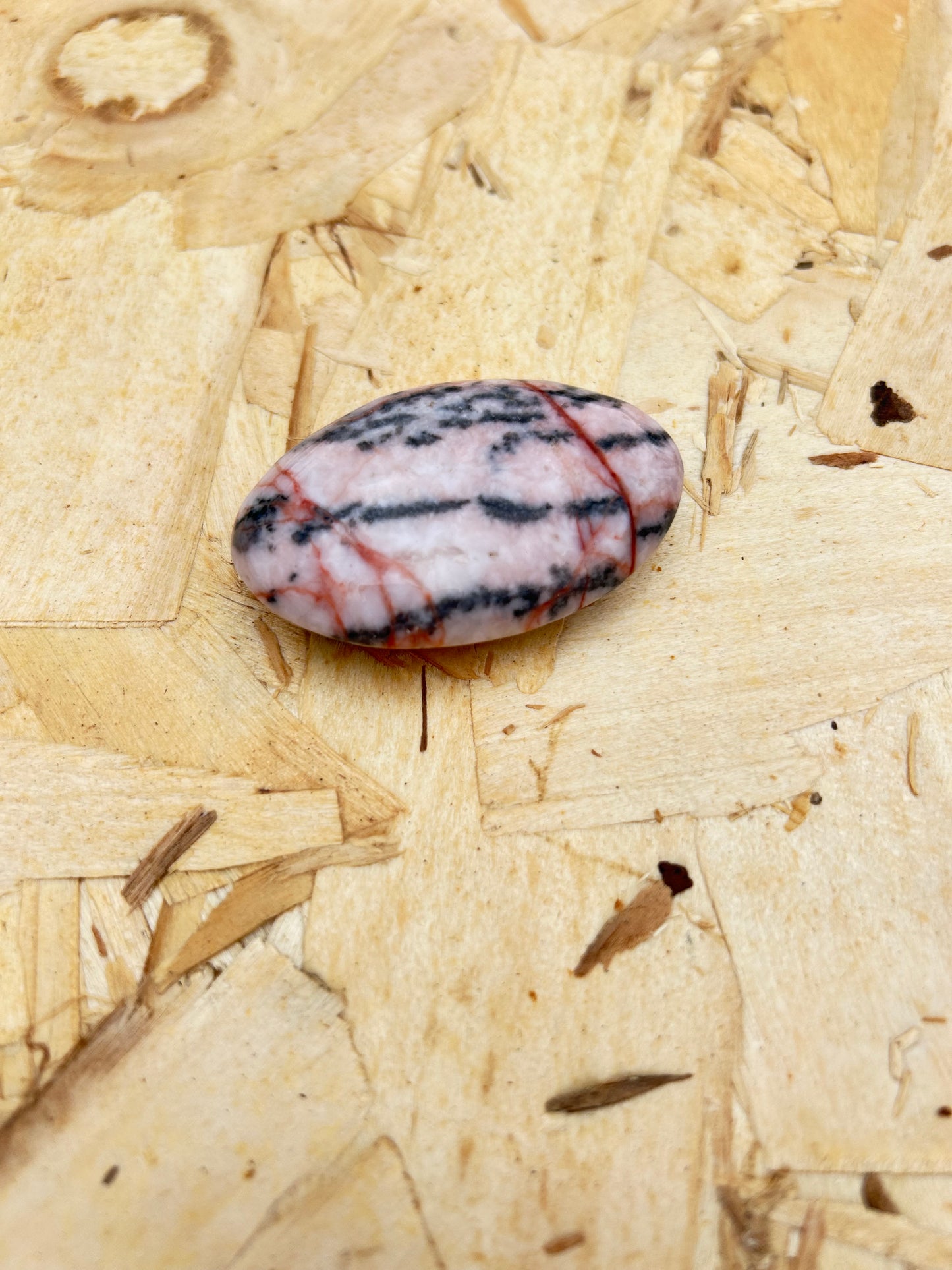 Rodonita: A Pedra da Cura Emocional e Amor-Próprio