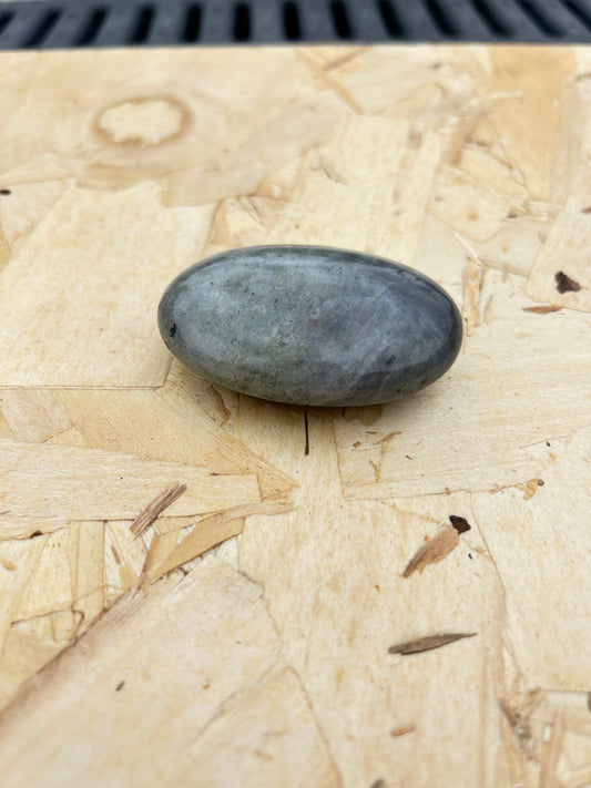 Labradorita: A Pedra da Proteção e Transformação