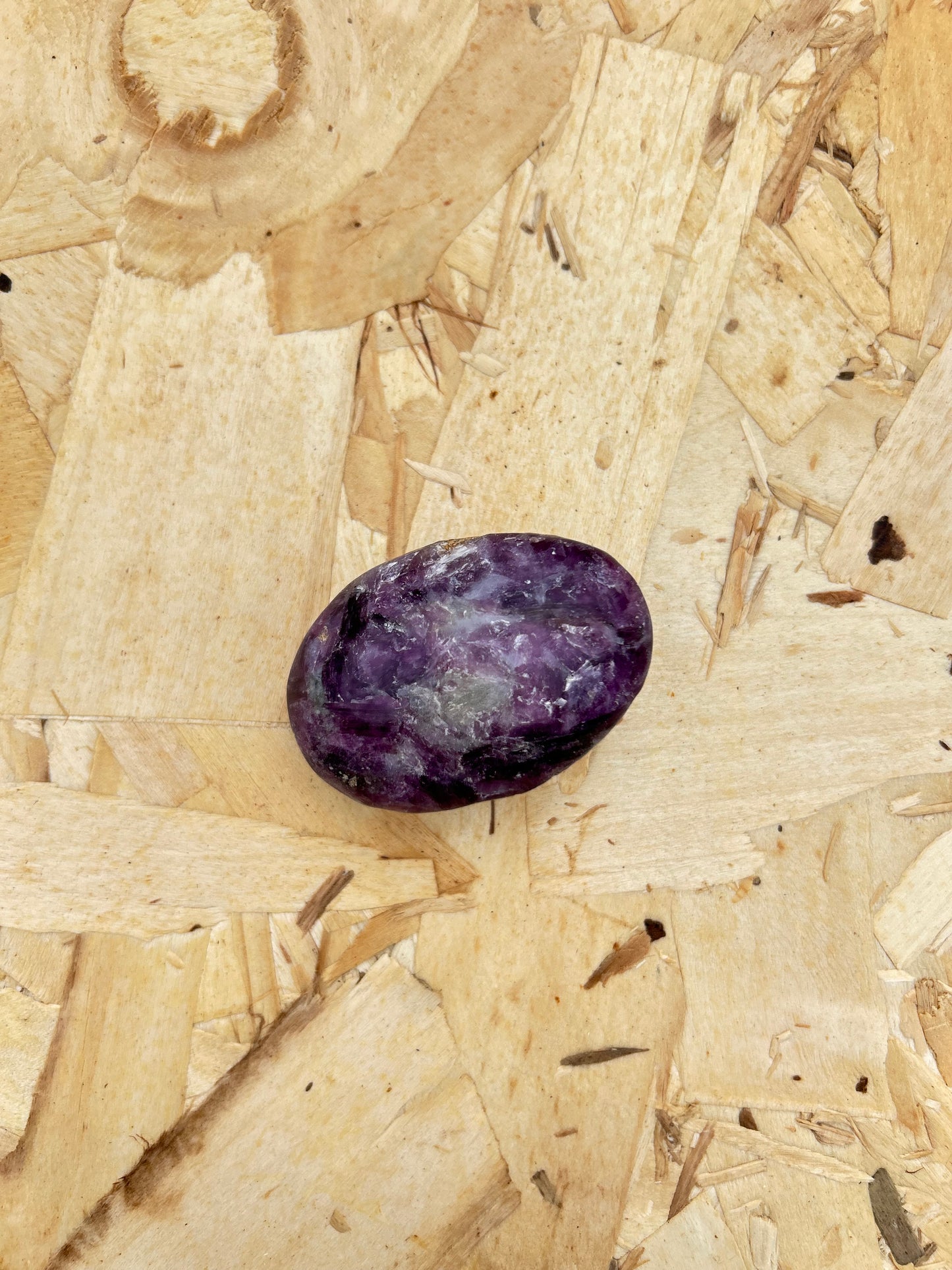 Lepidolita: A Pedra da Paz e Transformação