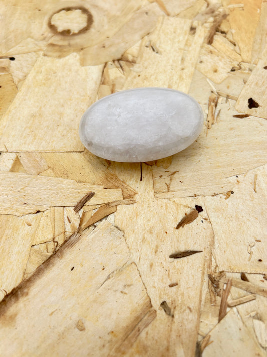 Quartzo Branco: A Pedra da Clareza e Purificação