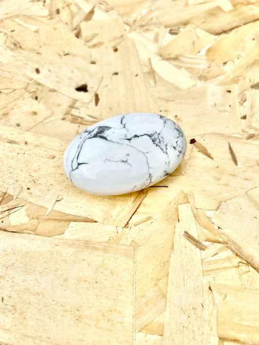 Howlita: A Pedra da Calma e da Sabedoria