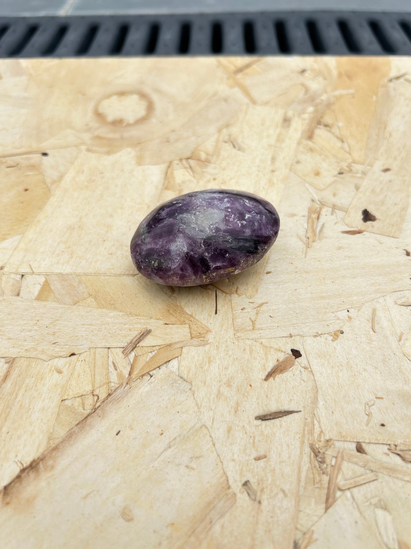 Lepidolita: A Pedra da Paz e Transformação