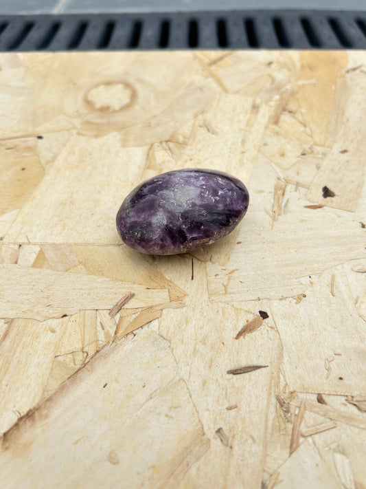 Lepidolita: A Pedra da Paz e Transformação