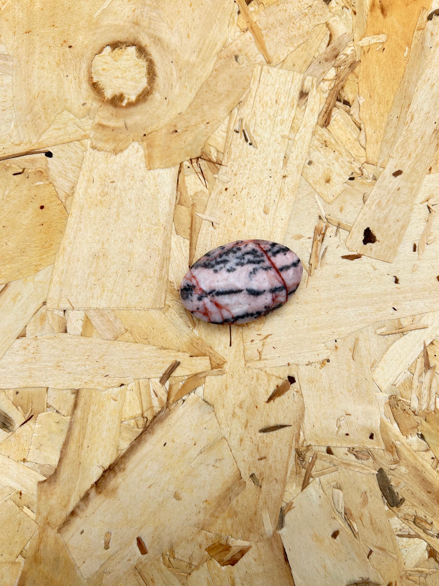 Rodonita: A Pedra da Cura Emocional e Amor-Próprio