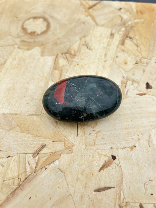 Jaspe Sangue de Dragão: A Pedra da Força e Renovação